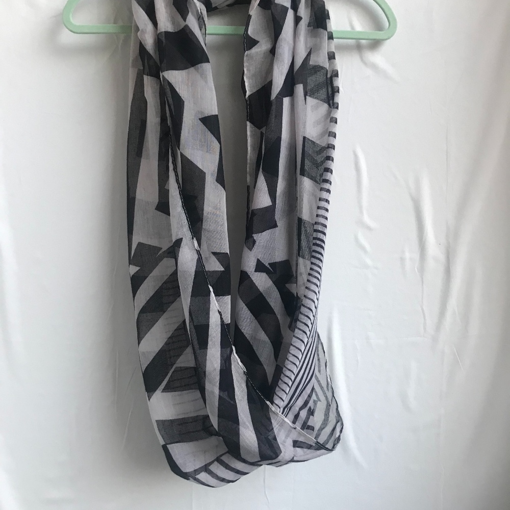 CHARMING CHARLIE Black and White Infinity Scarf
